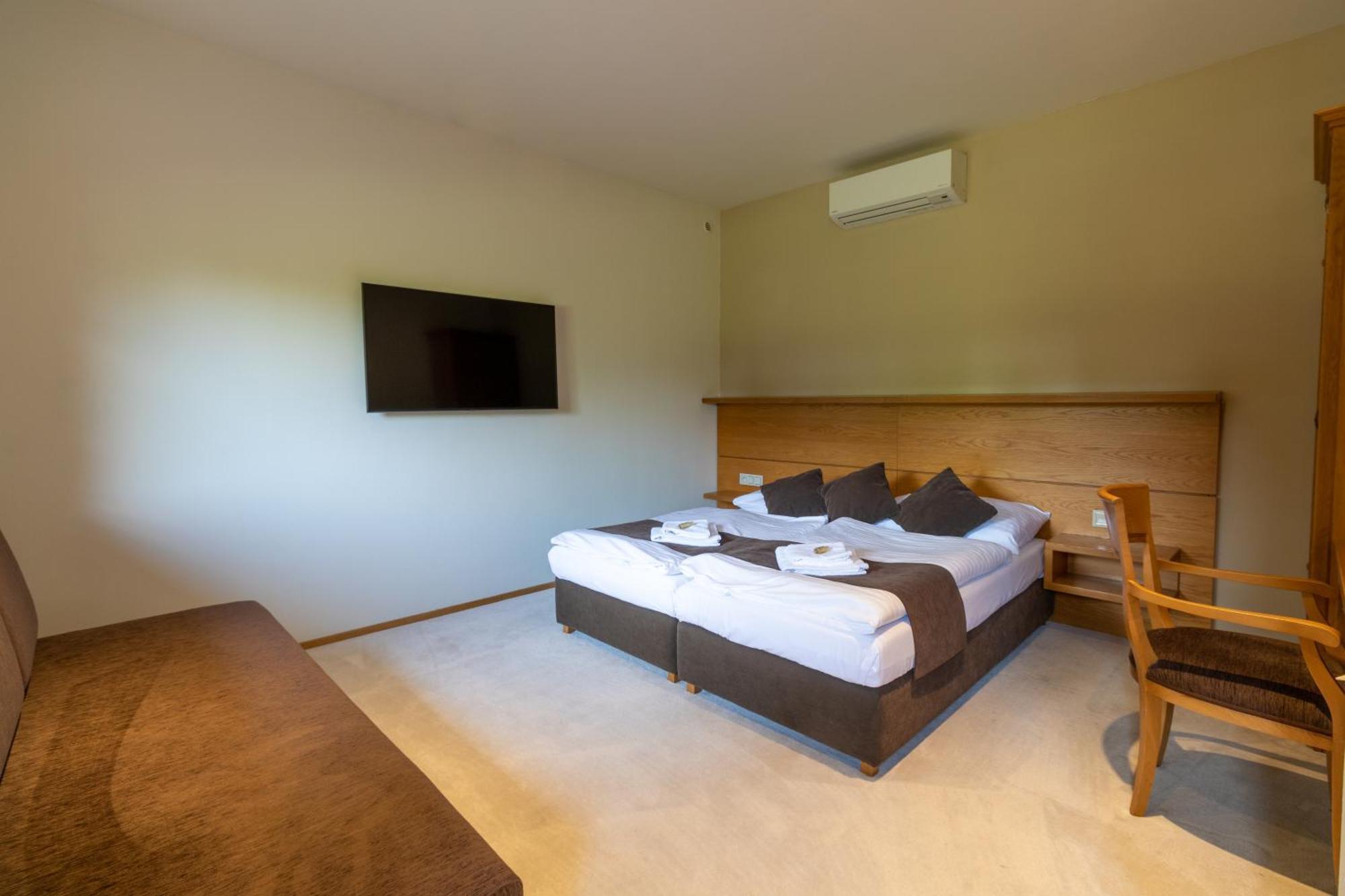 Hotel Resort Lovecka Basta ストラコニツェ エクステリア 写真