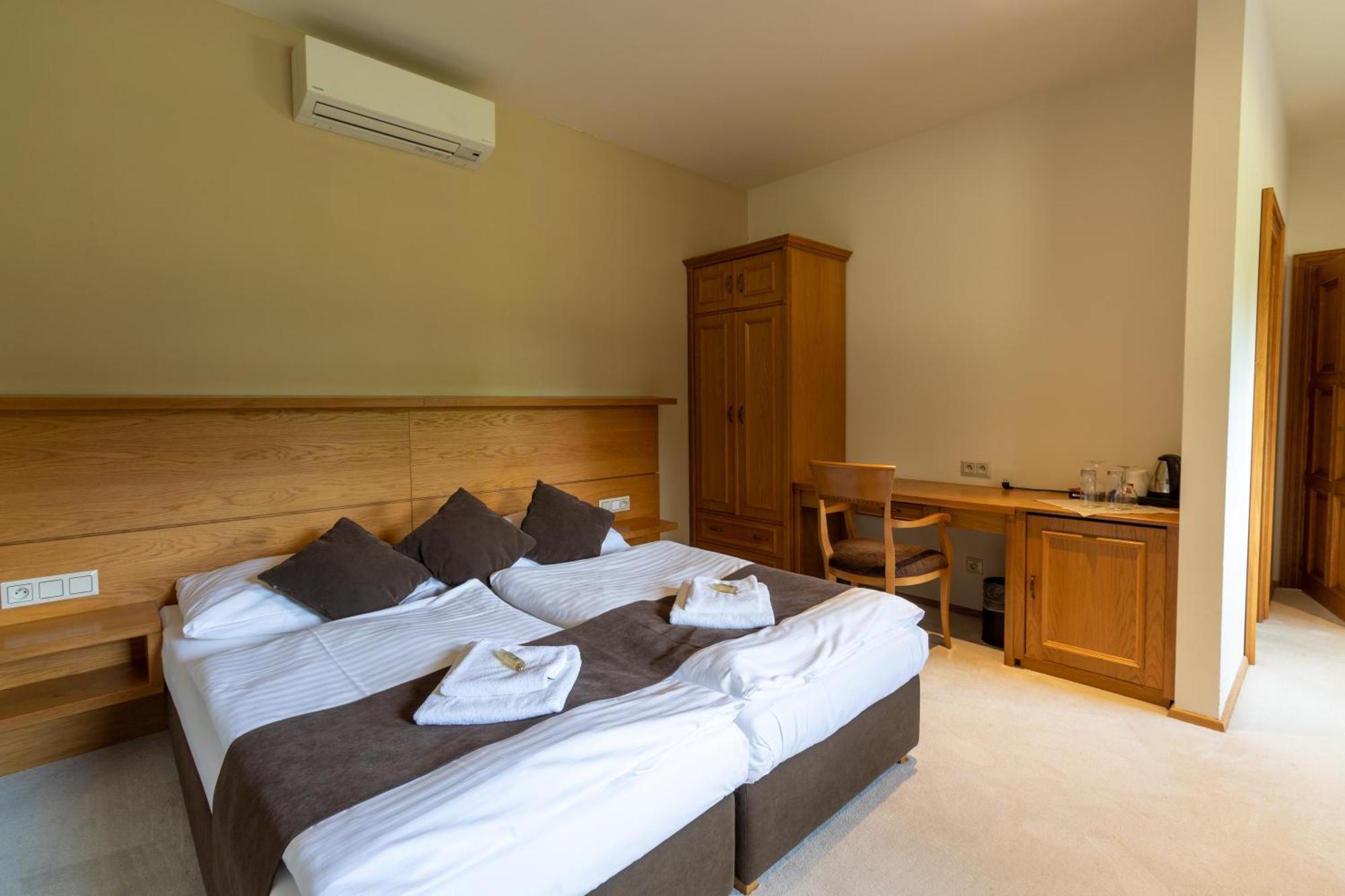 Hotel Resort Lovecka Basta ストラコニツェ エクステリア 写真